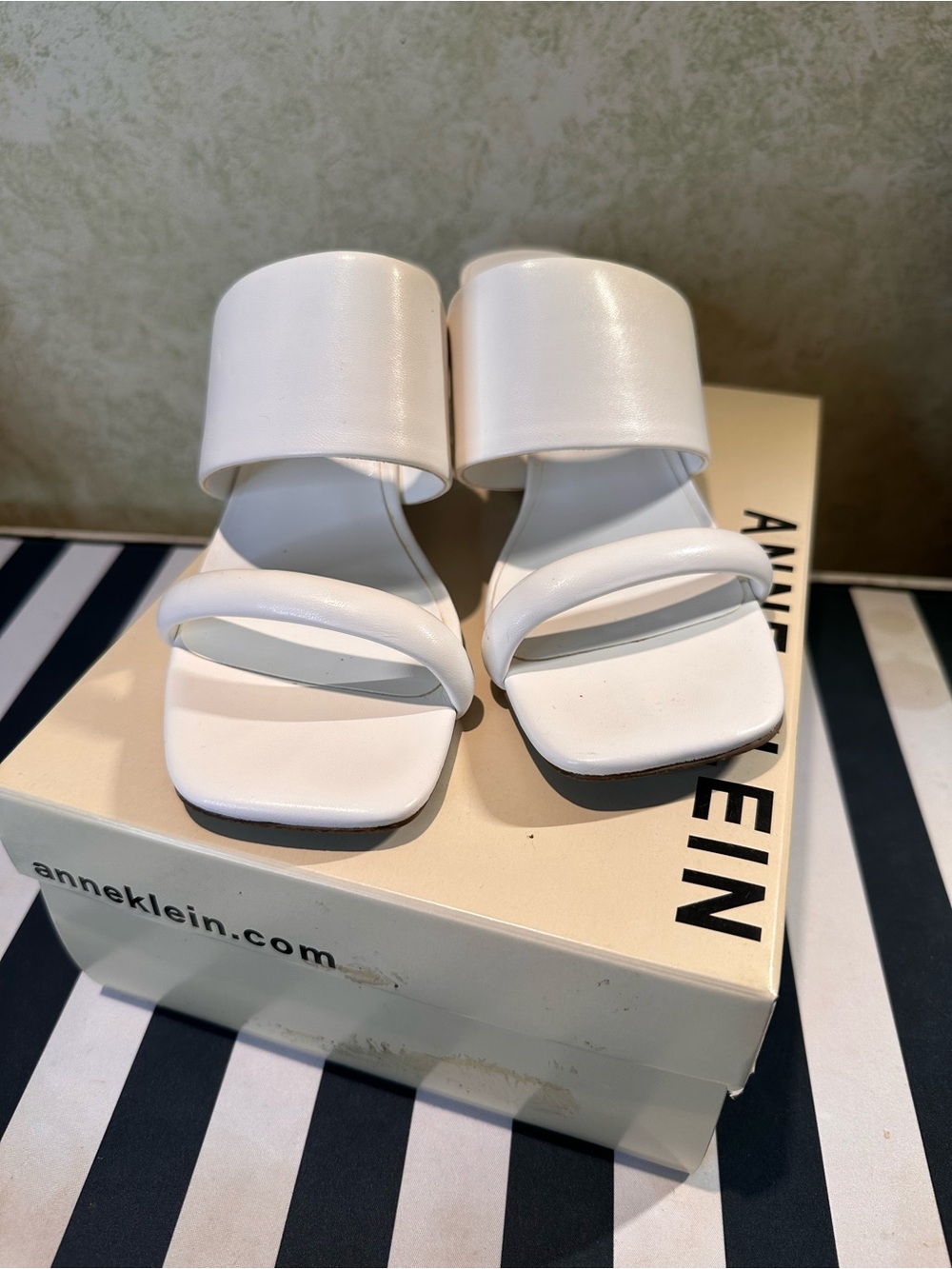 Anne Klein Gigi White Wedge Sandals Clear Lucite Heel Square Toe Size 6